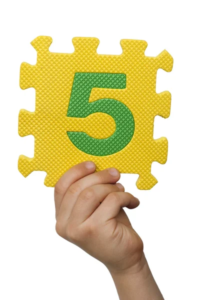 Mano de niños sosteniendo el número cinco. Número aislado blanco — Foto de Stock