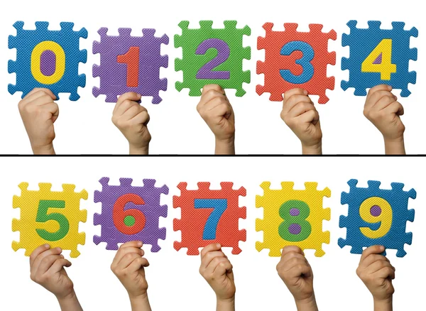 Kinderhände mit Zahlen. weiß isoliert mehrfarbige Zahl — Stockfoto