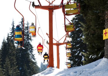 teleferik ve kayakçılar