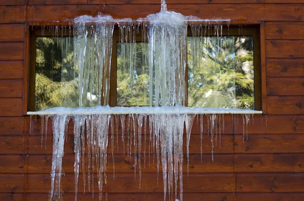 Eiszapfen am Fenster — Stockfoto