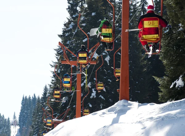 Skilift e sciatori — Foto Stock