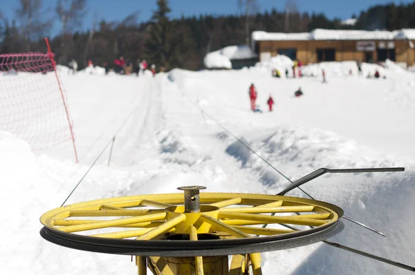 Skilift e sciatori — Foto Stock