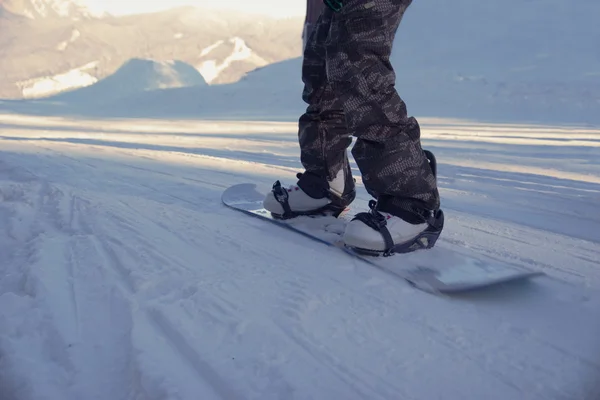 Snowboarding κάτω από το λόφο — Φωτογραφία Αρχείου