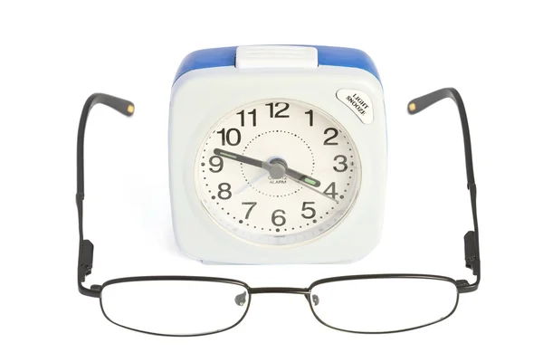 Relógio despertador e óculos — Fotografia de Stock