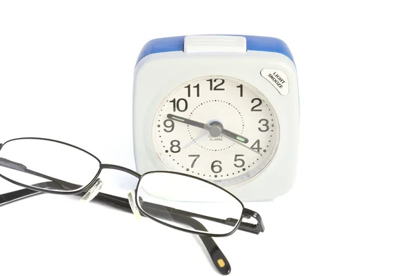 알람 시계와 접힌된 안경 — 스톡 사진