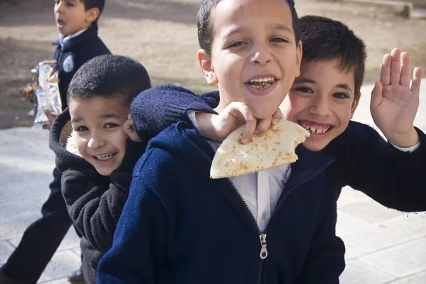 在圣殿山的穆斯林学校午餐休息 — 图库照片