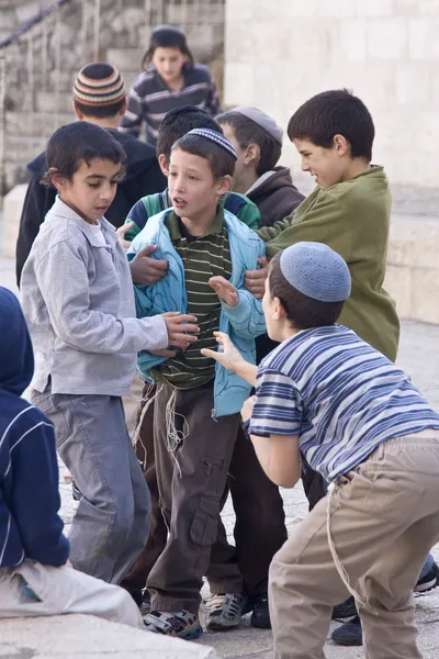 Kinderen spelen in de straat van oude Jeruzalem — Stockfoto