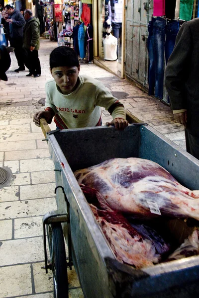 Jongen werken op de markt in Jeruzalem — Stockfoto