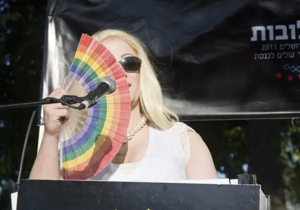 Žena transgender s ventilátorem rainbow — Stock fotografie