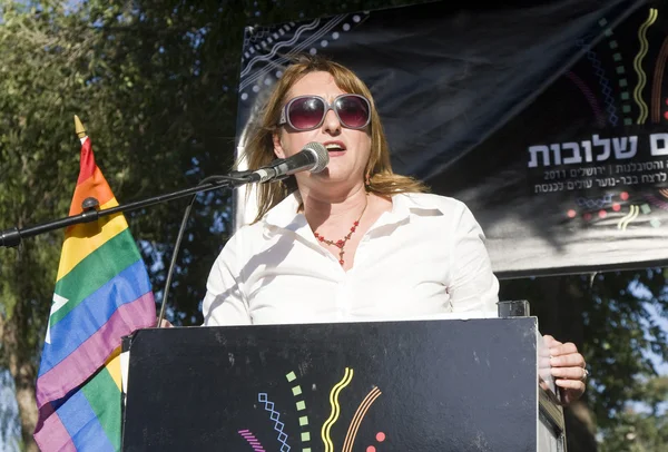 Izraelský poslanec Knesetu mluví před pride parade pa — Stock fotografie