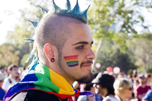 Joven con marca de arco iris — Foto de Stock