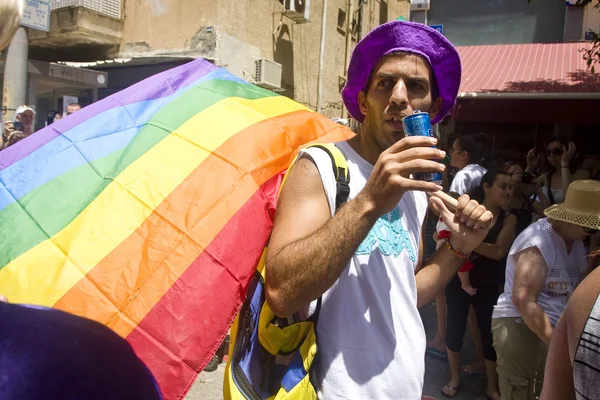 Joven con bandera de arco iris en el Desfile del Orgullo TA — Foto de Stock