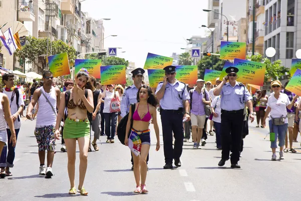 Poliser som ger säkerhet på pride mars ta — Stockfoto