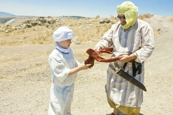 El chico sarraceno ayudando a su padre - recreación histórica —  Fotos de Stock