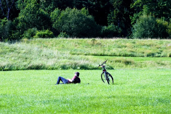 Byke rider resting on the countryside — Stock Photo, Image
