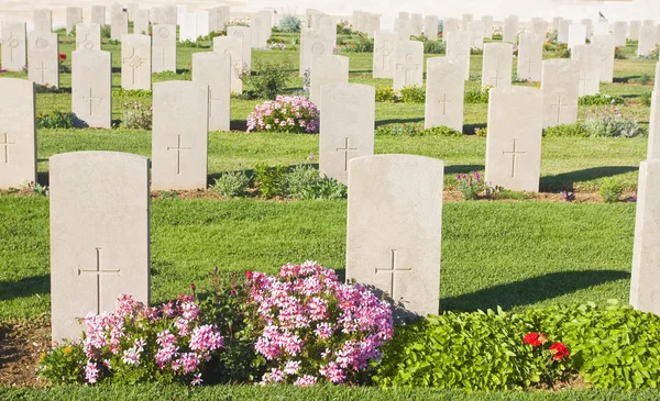 Надгробия на кладбище — стоковое фото