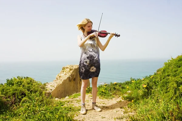 Молодой скрипач на берегу моря — стоковое фото