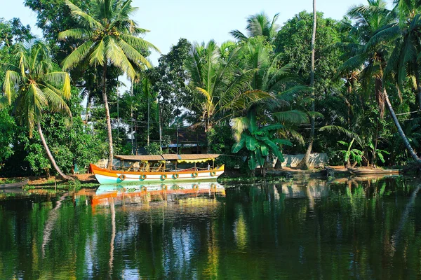 Hindistan'da bir lagoon tekne — Stok fotoğraf