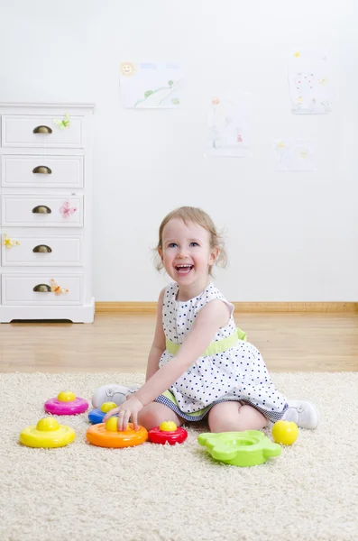 Dziewczynka gra w zabawki piramidy — Zdjęcie stockowe