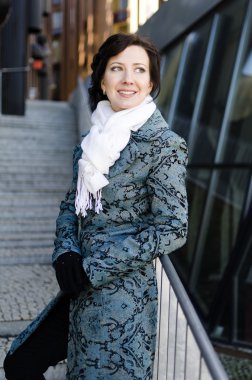 sokakta bir eşarp ile gülümseyen güzel bir kız portresi