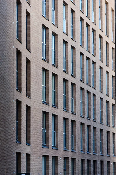 Fenster des alten Backsteingebäudes — Stockfoto