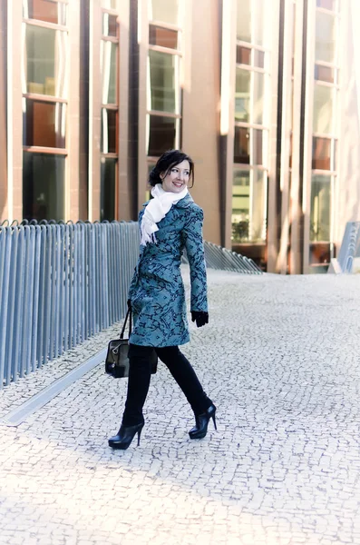 Chica caminando por la ciudad con una bolsa —  Fotos de Stock