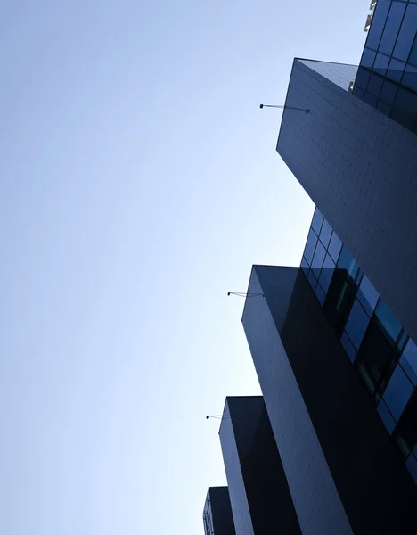 Kantoorgebouw onder blauwe wolkenloze hemel — Stockfoto