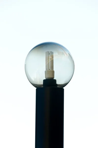 Salvando lâmpada em uma esfera de vidro com reflexão da cidade — Fotografia de Stock