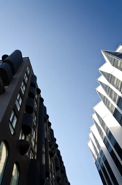 Nieuwe moderne zakenwijk tegen blauwe hemel — Stockfoto
