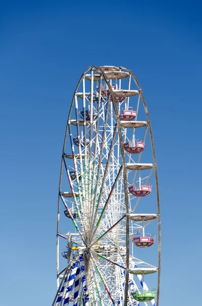 Ferris wheel against the blue sky — Stock Photo, Image