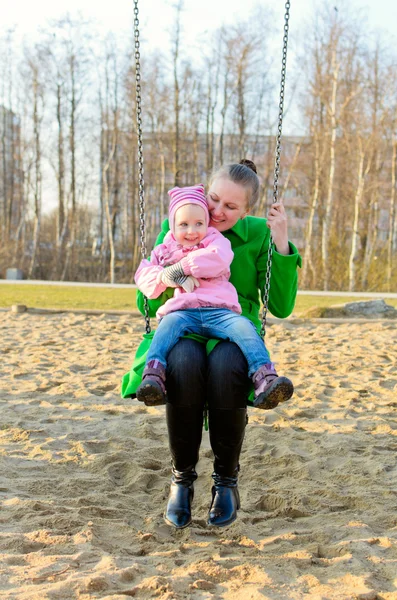Mãe e filha em um balanço — Fotografia de Stock