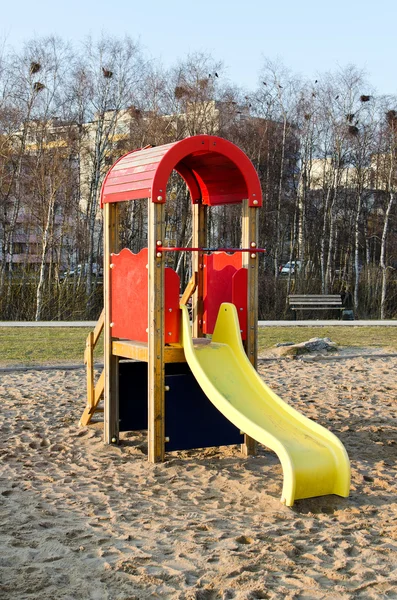 Niños coloridos modernos se deslizan en el parque —  Fotos de Stock