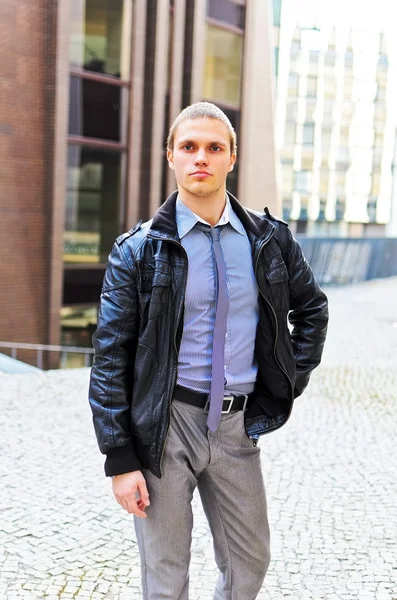 Portret van succesvolle jonge kerel tegen stedelijke achtergrond — Stockfoto