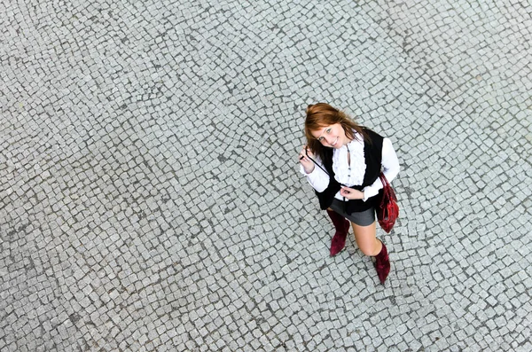 Retrato de una chica bonita en el pavimento de piedra. Vista desde arriba . — Foto de Stock