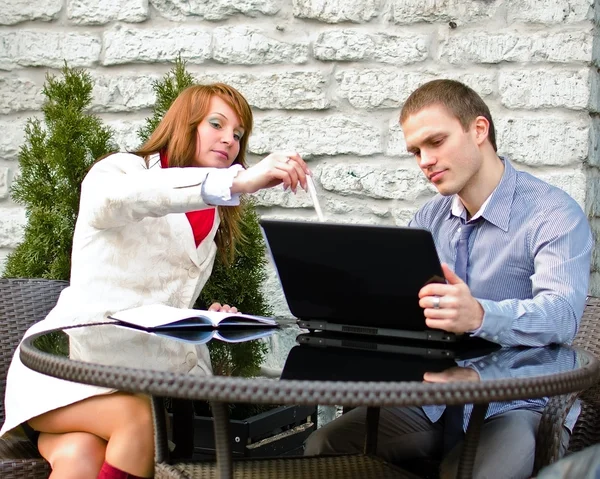 Üzleti partnerek találkozó: férfi és női laptop ül kint — Stock Fotó