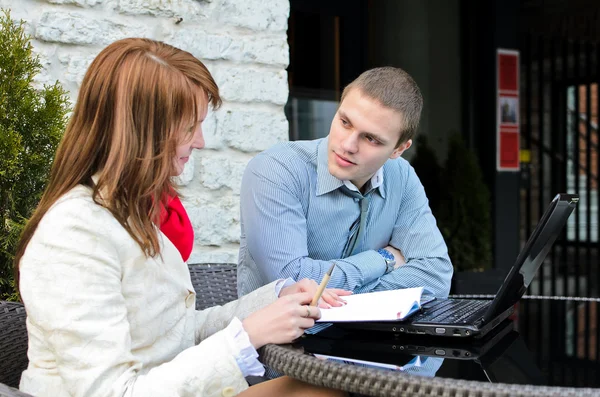 Affärspartners uppfyller: manliga och kvinnliga med laptop sitter utomhus — Stockfoto