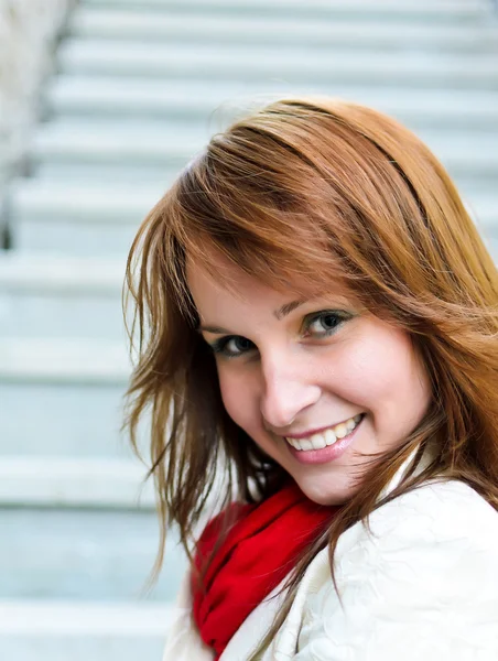 Portret van mooi meisje met rode sjaal close-up — Stockfoto