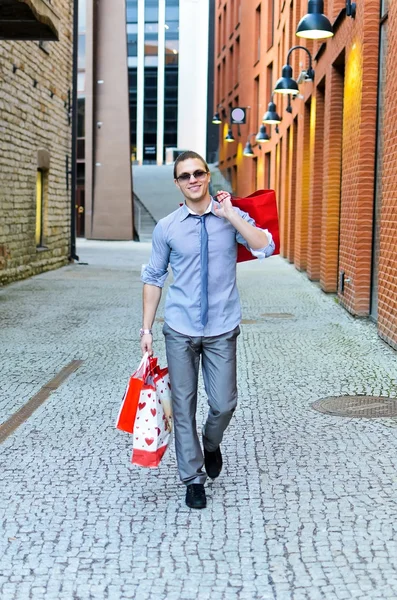 Retrato de hombre guapo con bolsas de compras — Foto de Stock
