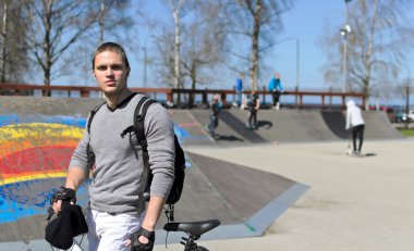 bmx bisiklet sürücüsü kentsel skatepark arka planda portresi