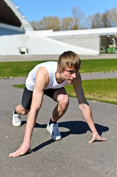 Молодий атлетичний чоловік готовий бігти . — стокове фото