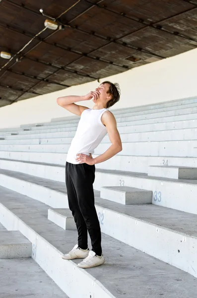 Hombre atlético bostezando en el estadio deportivo vacío — Foto de Stock