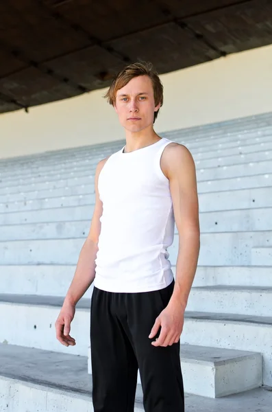 Retrato de homem atlético contra estádio desportivo vazio — Fotografia de Stock