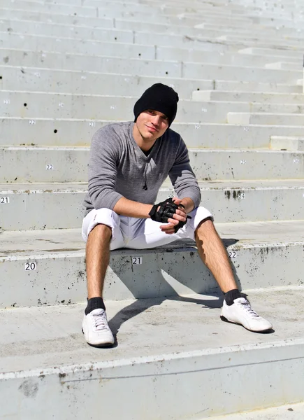 Junger athletischer Kerl im leeren Stadion — Stockfoto
