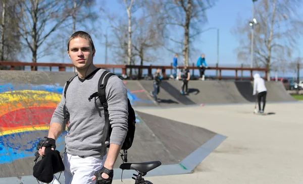 Bmx bisiklet sürücüsü kentsel skatepark arka planda portresi — Stok fotoğraf