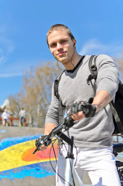 Portret Rider rowerów bmx na tle miejskich skatepark — Zdjęcie stockowe