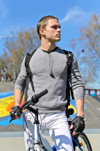 Portrét bmx kolo Rider na městský skatepark pozadí — Stock fotografie