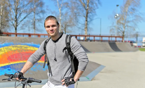 Portret Rider rowerów bmx na tle miejskich skatepark — Zdjęcie stockowe