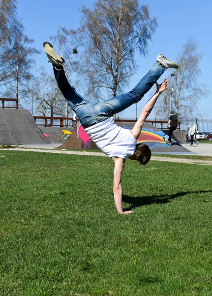Breakdancer fazendo um flip na grama . — Fotografia de Stock