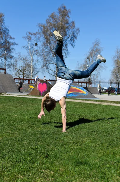 Breakdancer facendo un salto sull'erba . — Foto Stock