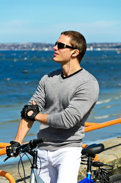 Portret przystojny mężczyzna z rowerem nad morzem — Zdjęcie stockowe